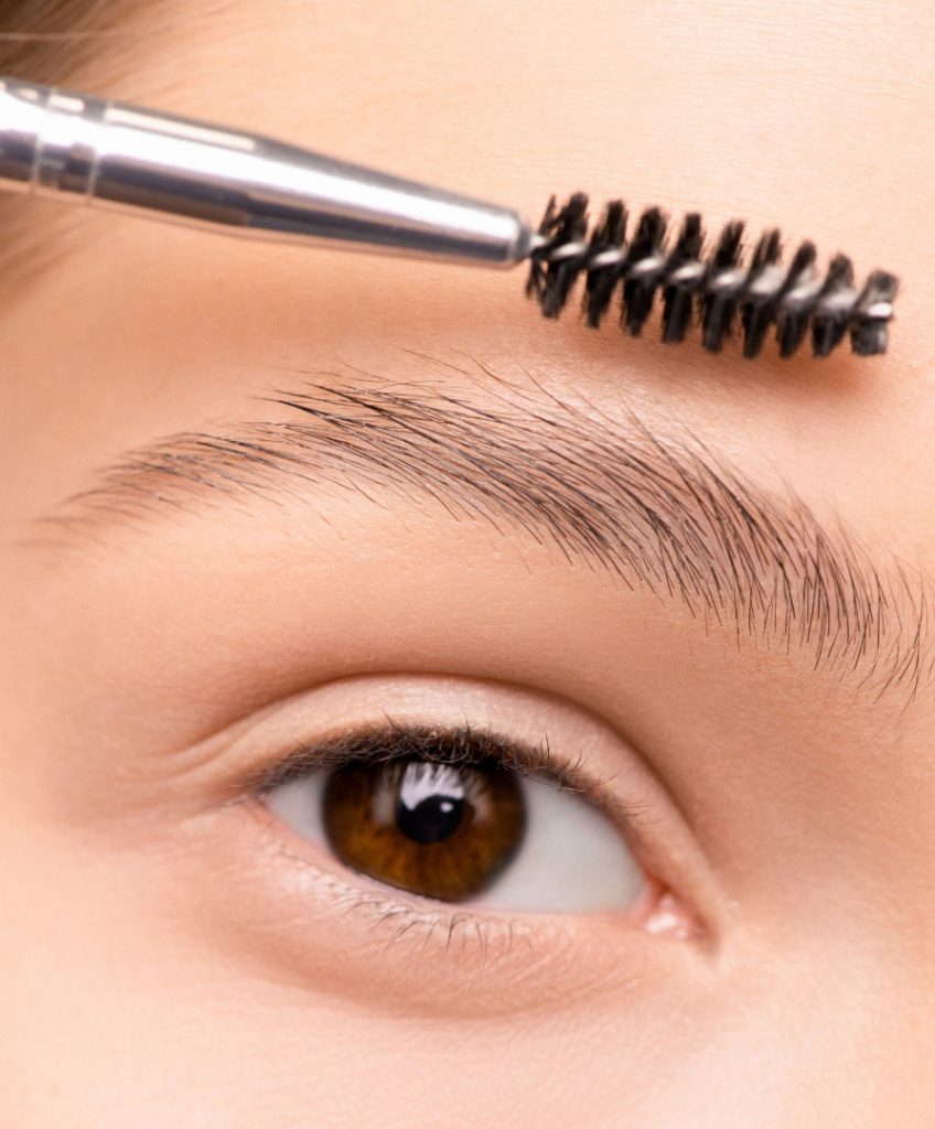 peinado y maquillaje de cejas